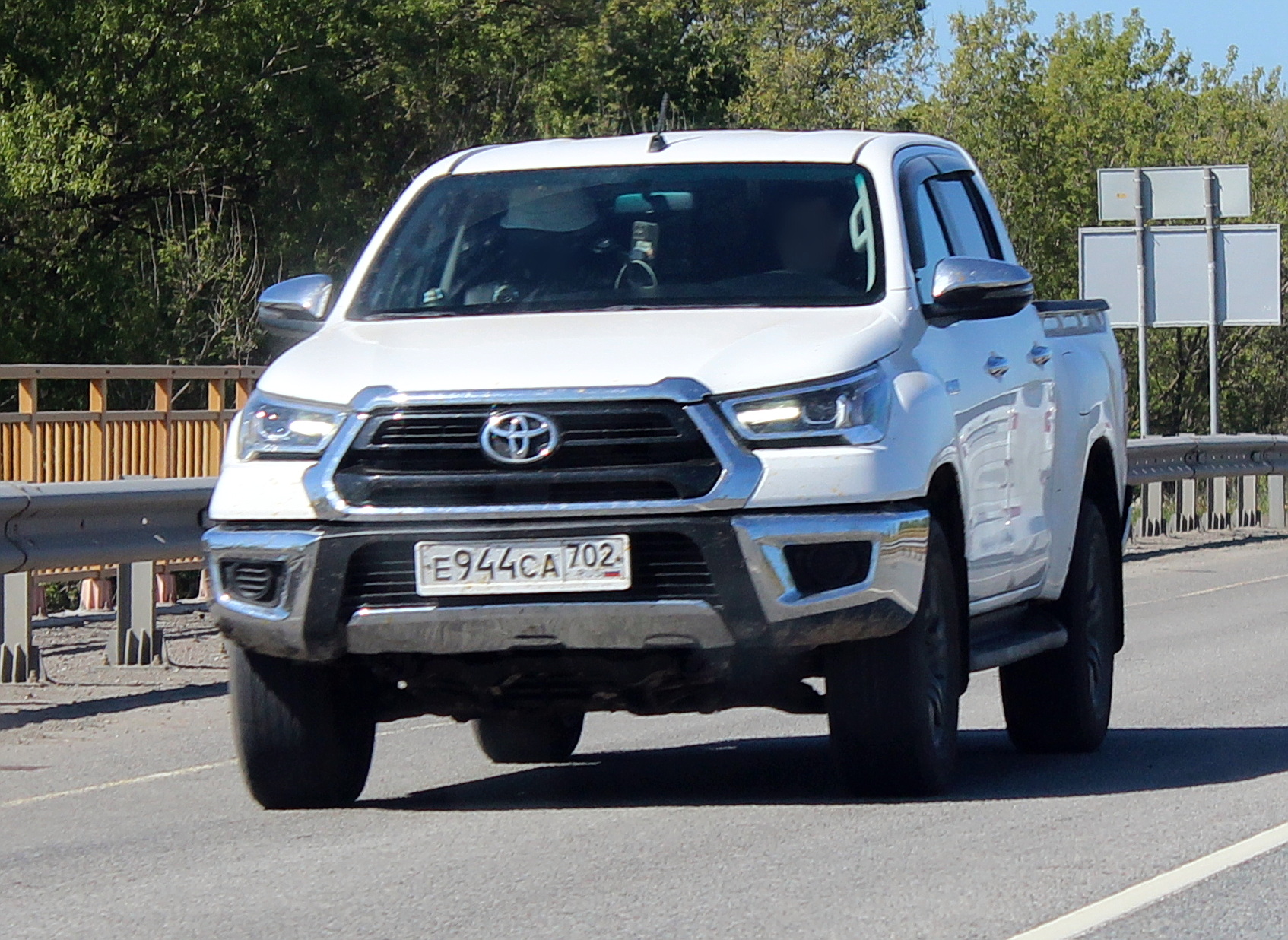 е 944 са 702, Toyota Hilux 