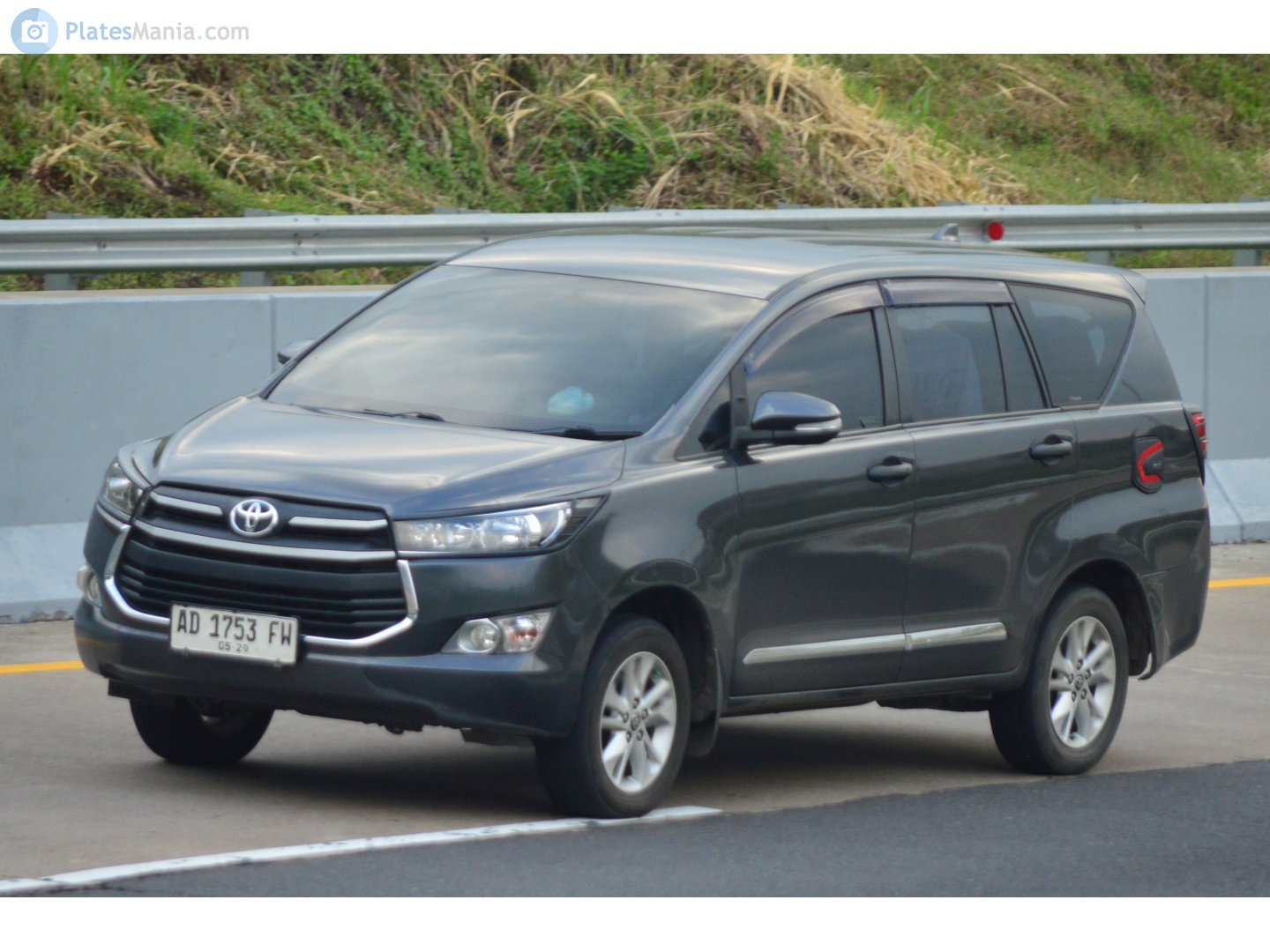 AD 1753 FW, Toyota Innova 2nd gen Kijang Innova (AN140), 2015–2022