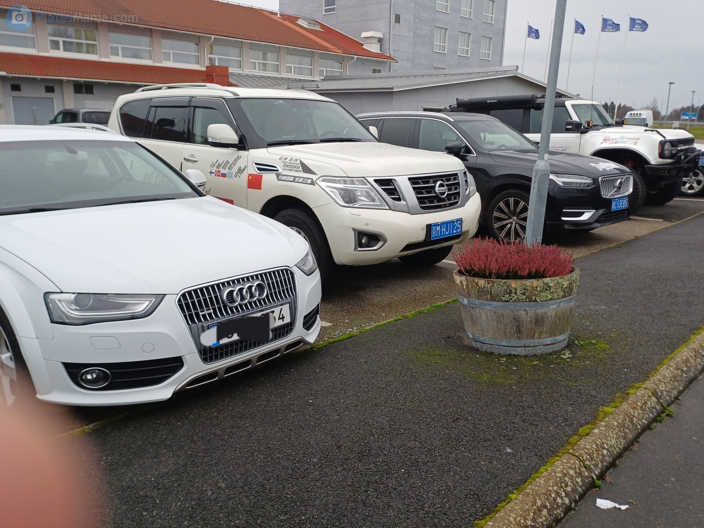 京M·HJ125, Nissan Patrol 