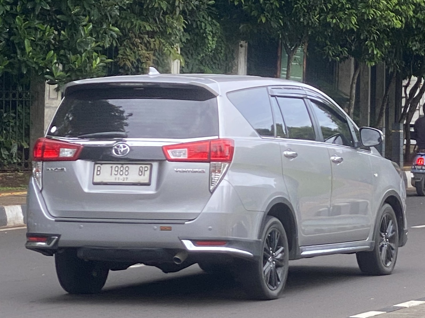 B 1988 OP, Toyota Innova 2nd gen Kijang Innova (AN140), 2015–2022