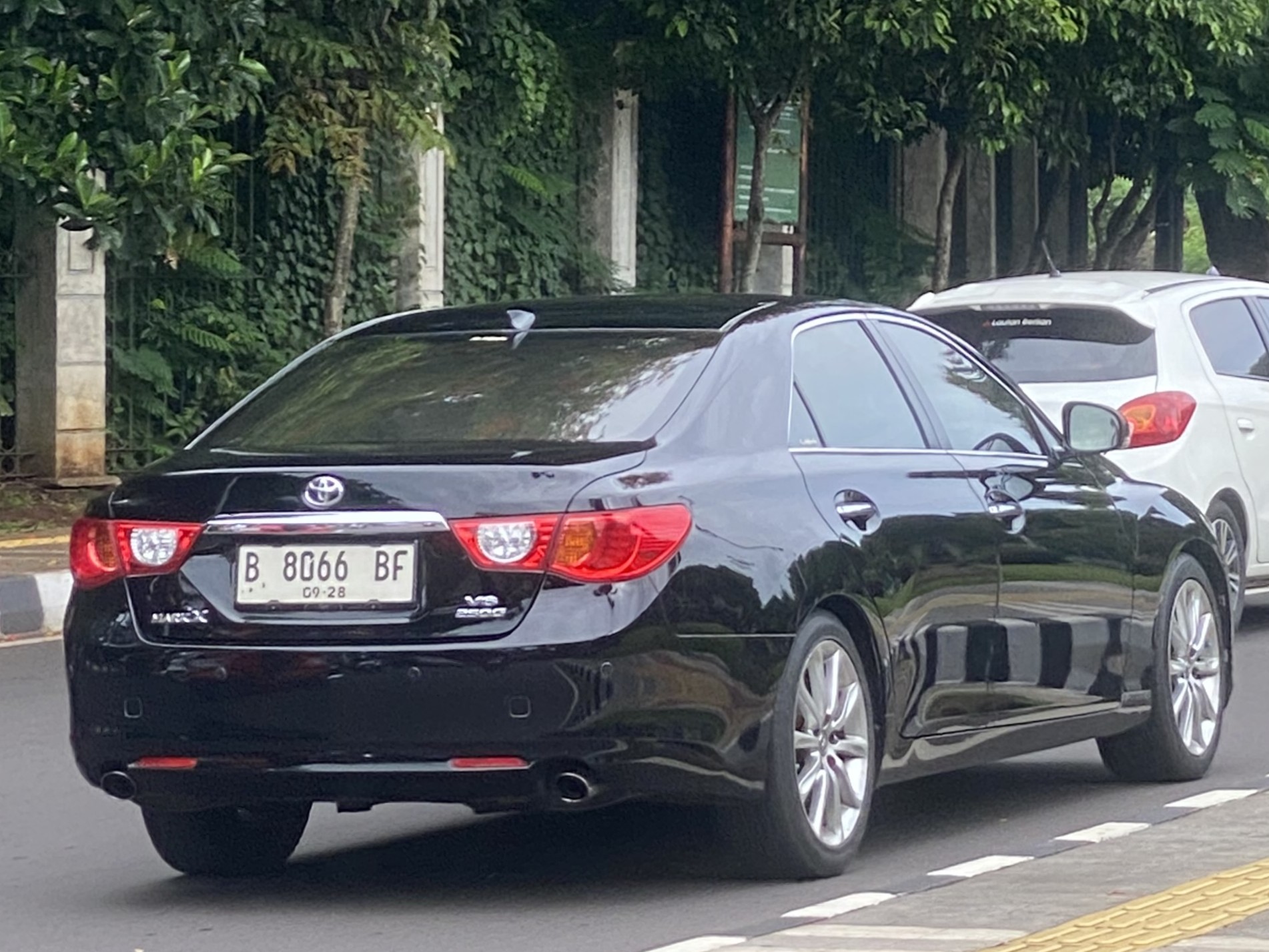 B 8066 BF, Toyota Mark X 2nd gen (GRX130), 2009–2012