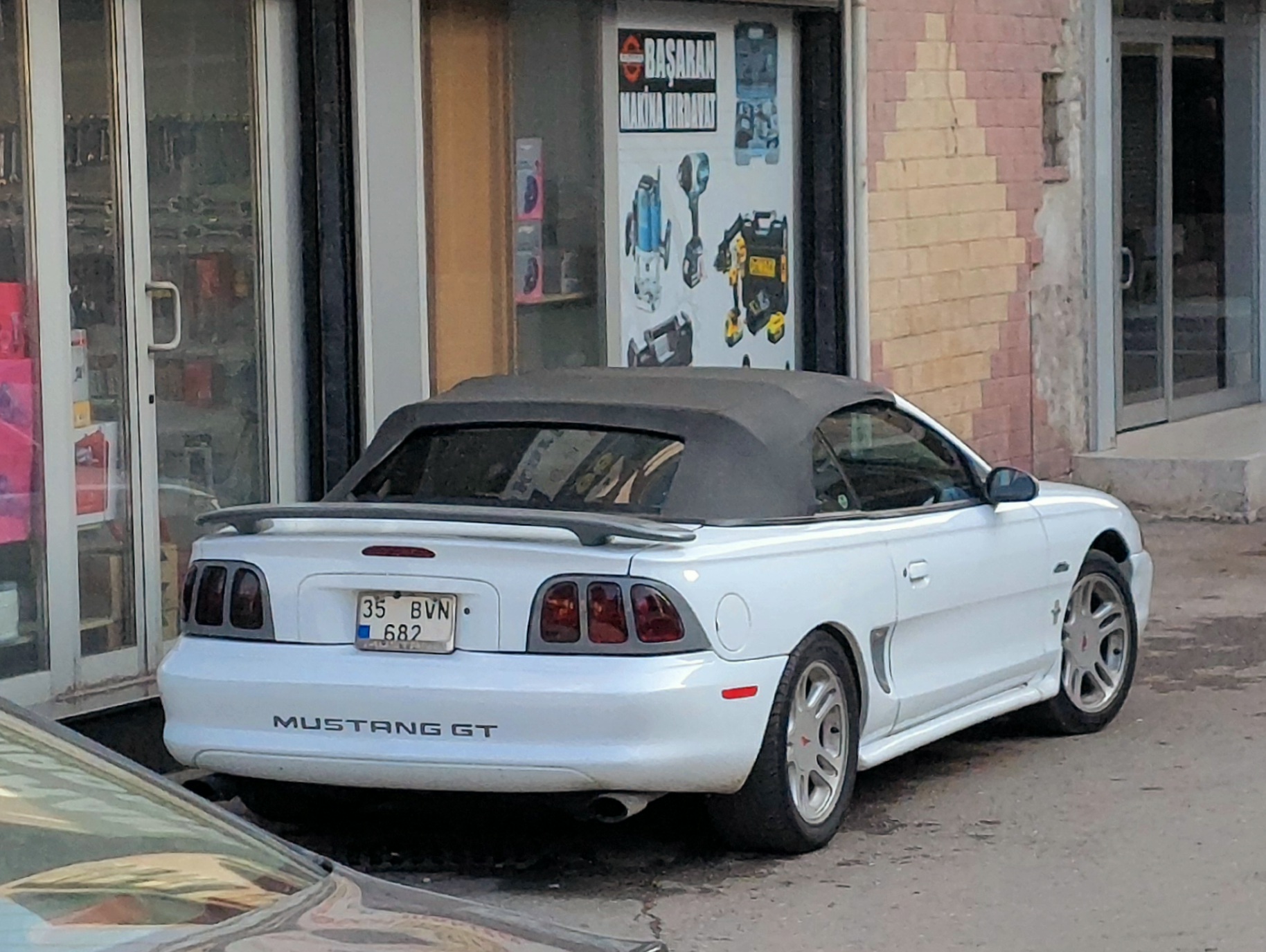 35 BVN 682, Ford Mustang 4th gen 2-door Convertible (SN95), 1993–1998
