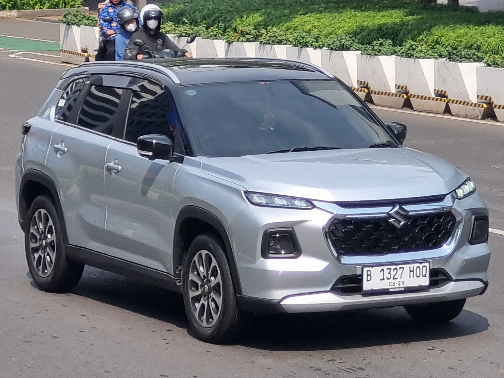 B 1327 HOQ, Suzuki Grand Vitara 3rd gen (YM), 2022–