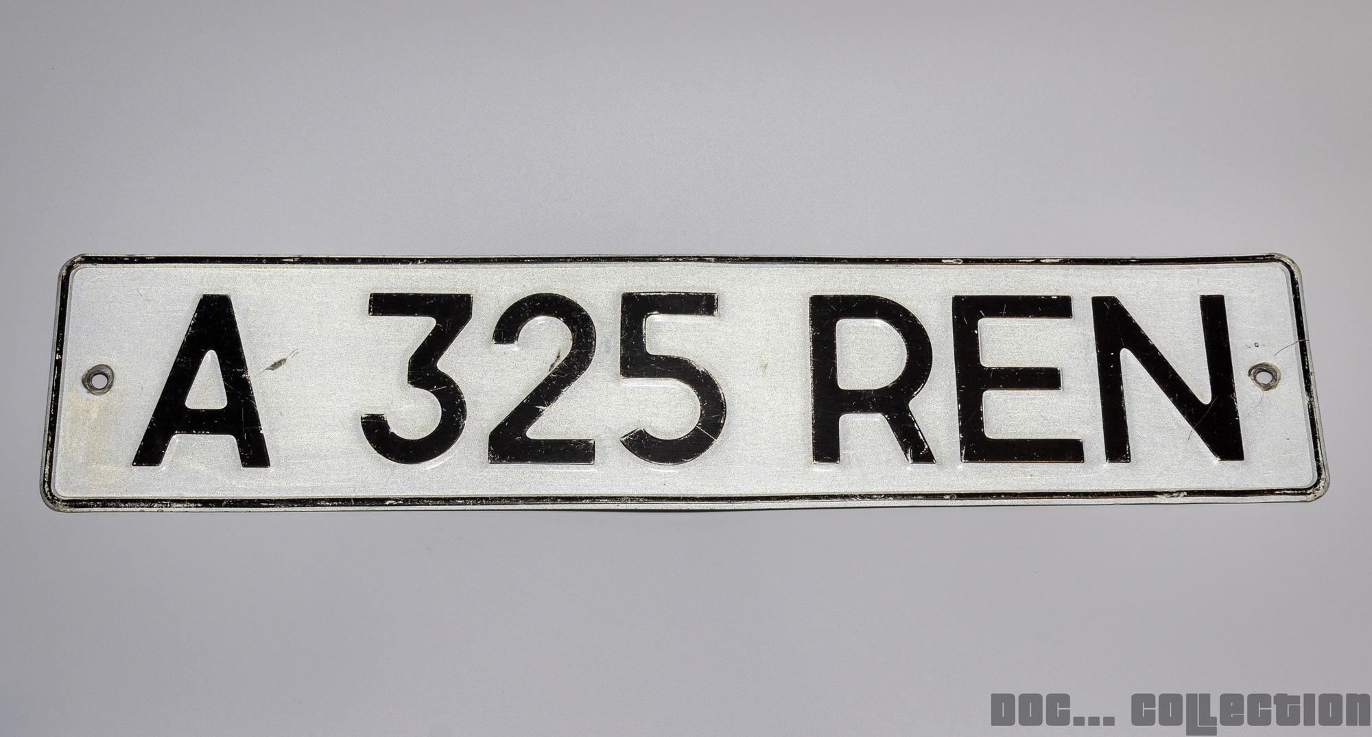 A 325 REN, License plate without vehicle 