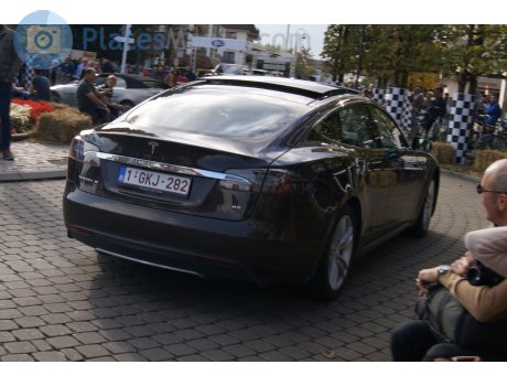 1-GKJ-282, Tesla Model S