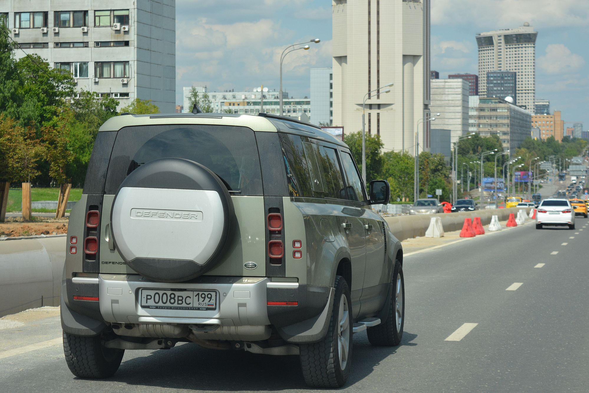 р 008 вс 199, Land Rover Defender 2nd gen 130