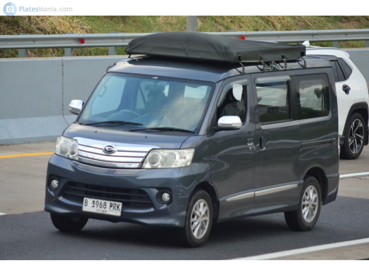 B 1968 PRK, Daihatsu Luxio 1st gen (S400), 2009–