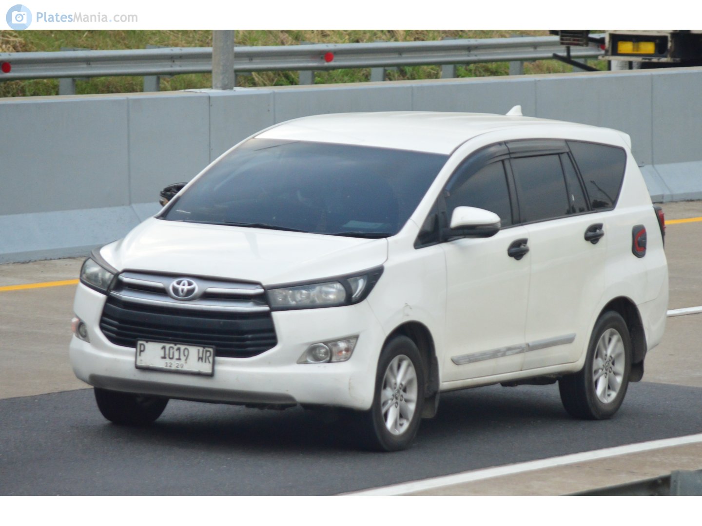 P 1019 WR, Toyota Innova 2nd gen Kijang Innova (AN140), 2015–2022