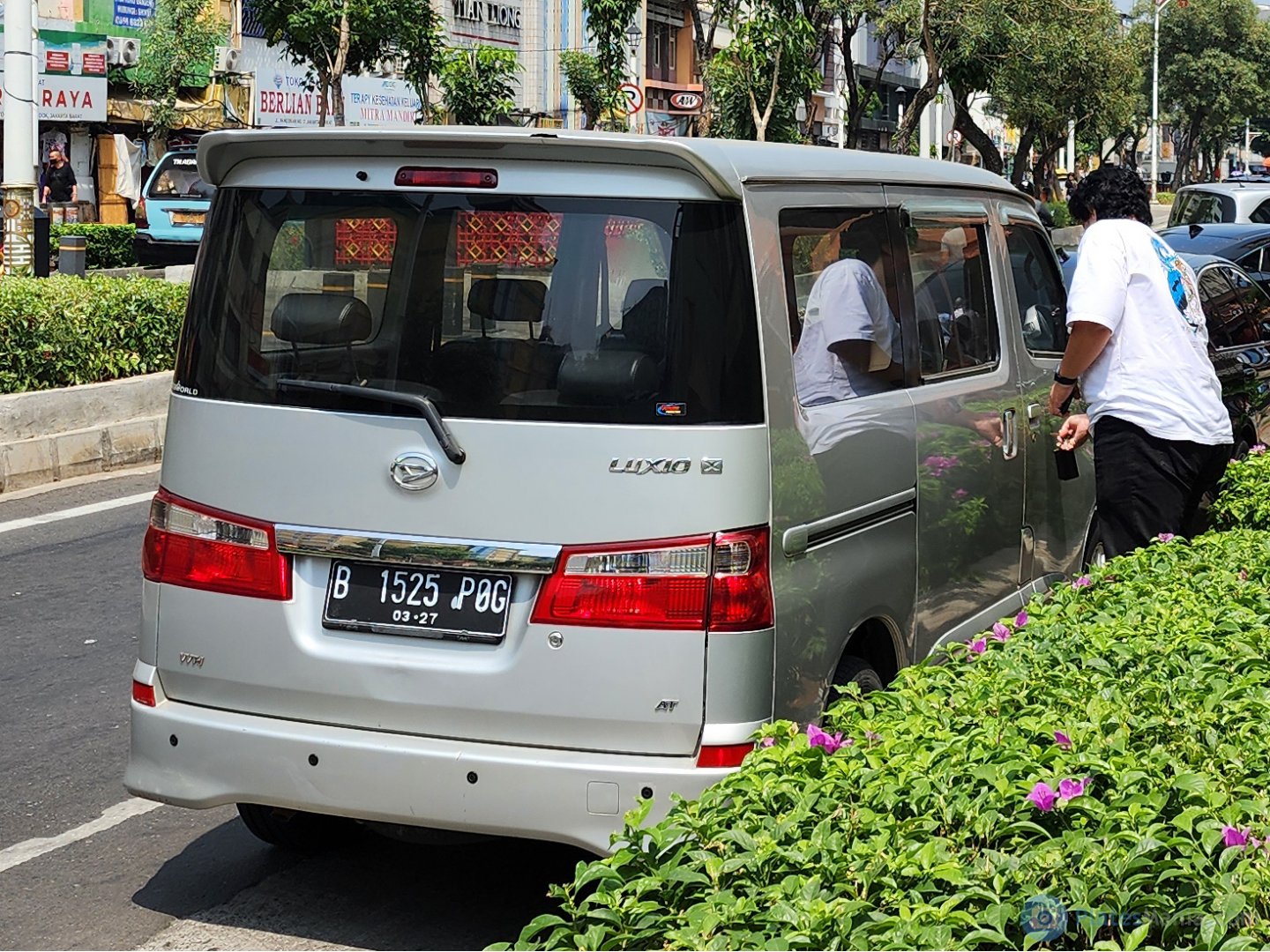 B 1525 POG, Daihatsu Luxio 1st gen (S400), 2009–