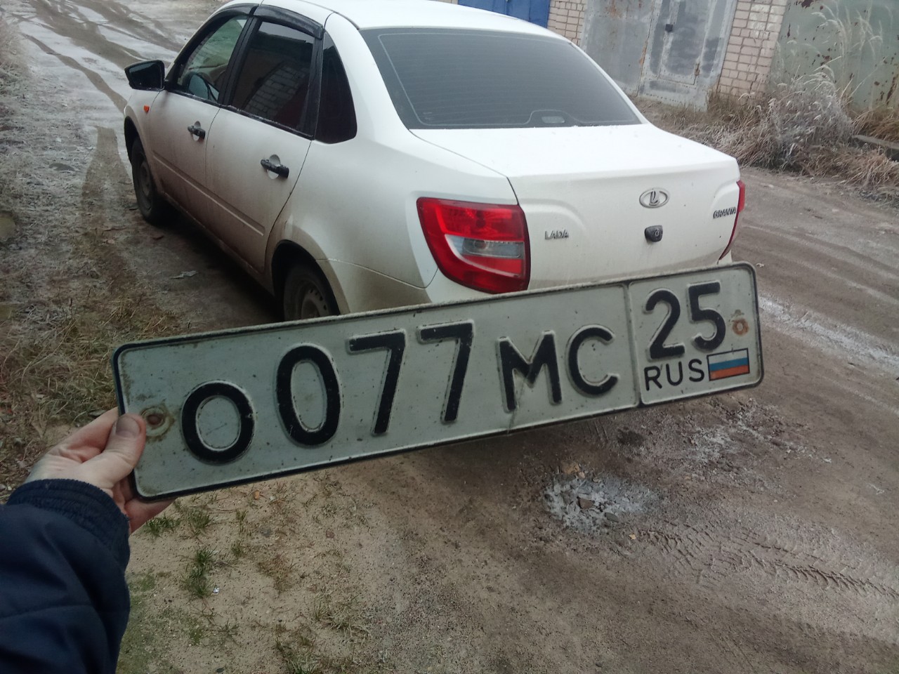 о 077 мс 25, License plate without vehicle 