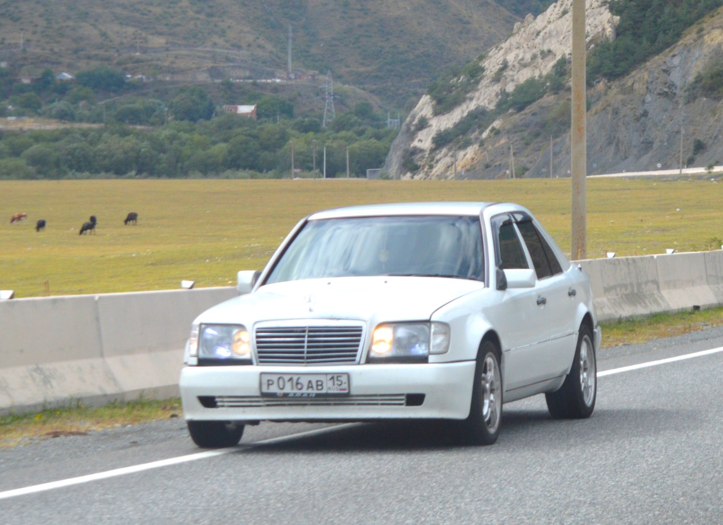 р 016 ав 15, Mercedes-Benz E-Klasse 1st gen Sedan (W124), 1984­–1995