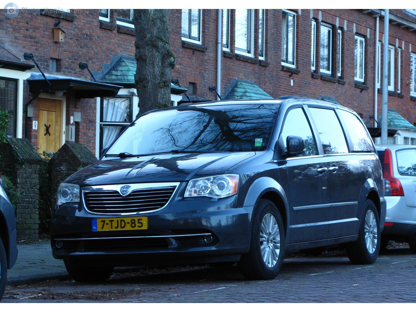7-TJD-85, Lancia Voyager 1st gen (404), 2011–2015