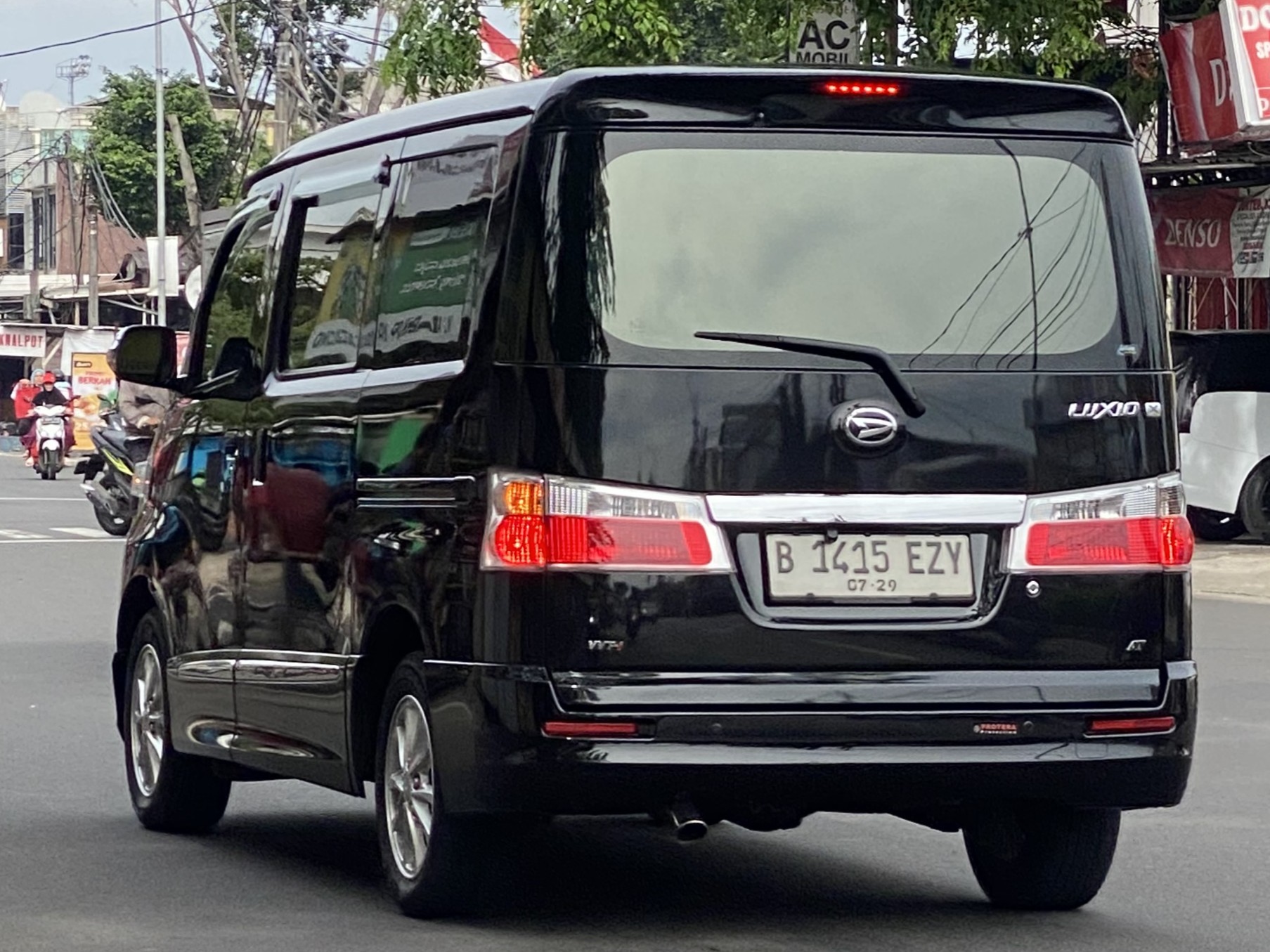 B 1415 EZY, Daihatsu Luxio 1st gen (S400), 2009–