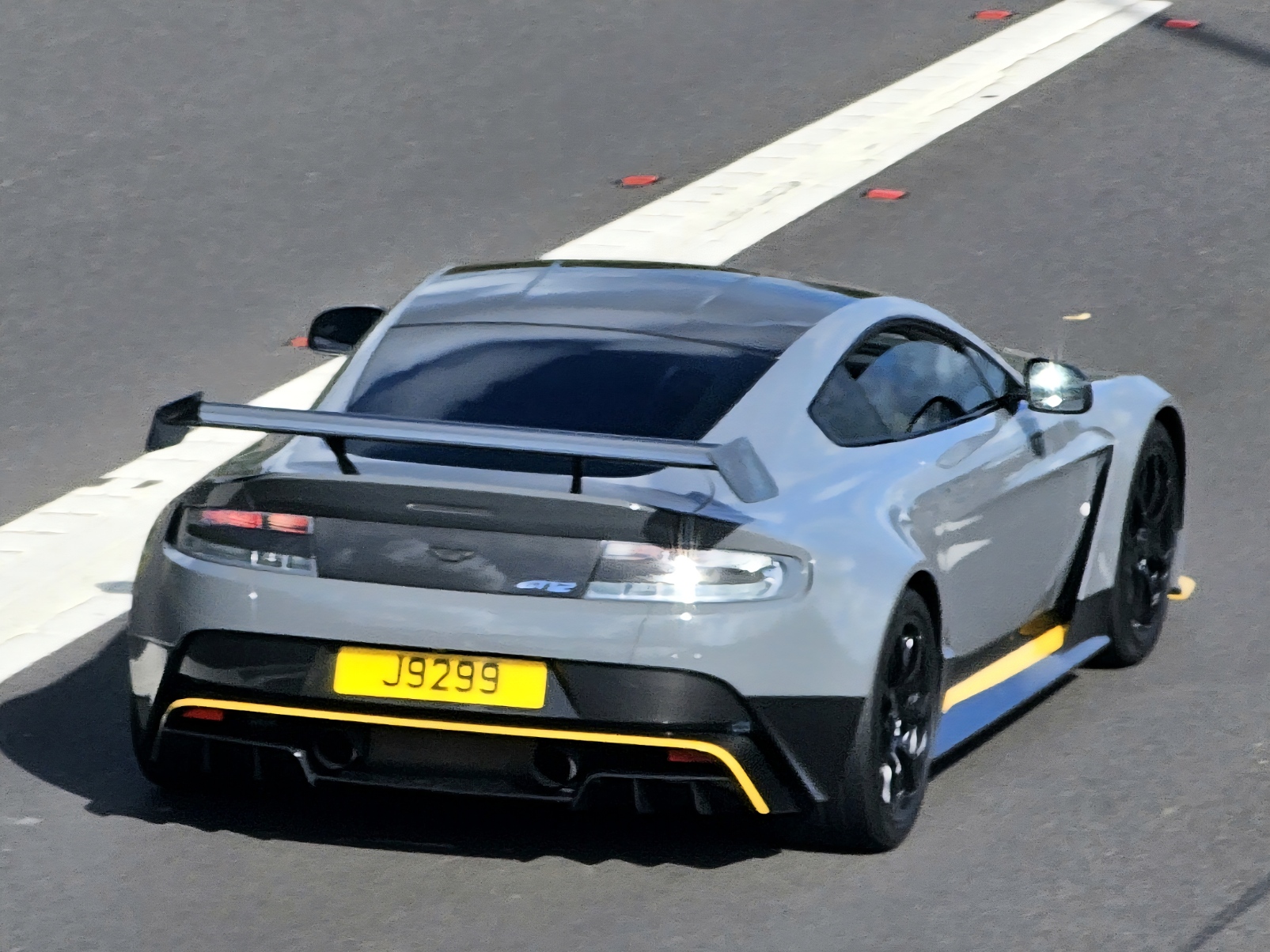 J9299, Aston Martin V12 Vantage 
