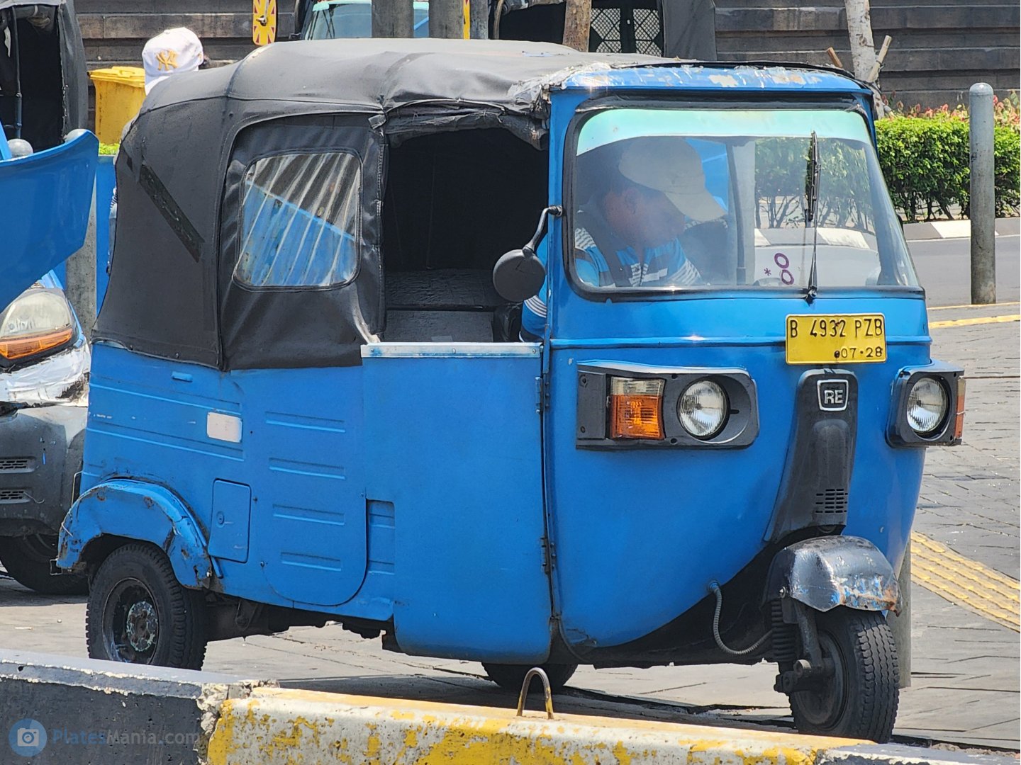 B 4932 PZB, Commercial vehicles 