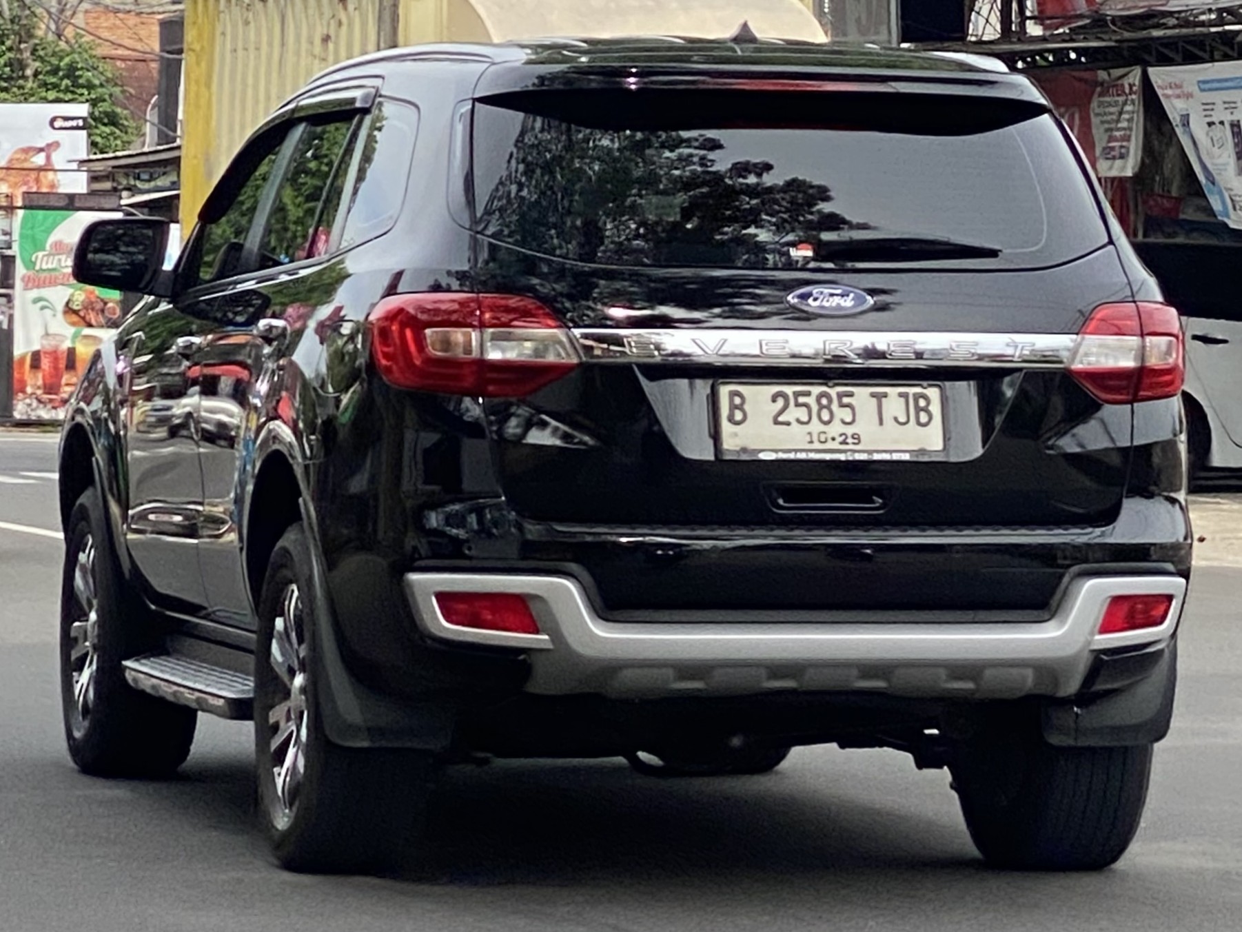 B 2585 TJB, Ford Everest 2nd gen (U375/UA), 2015–2022