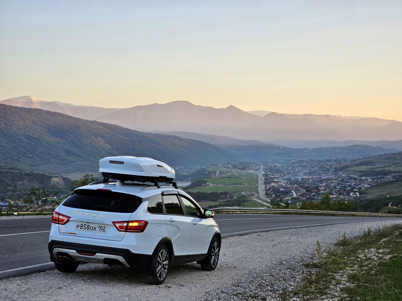 р 858 ок 102, Lada (VAZ) Vesta 1st gen SW Cross (GFK), 2017–2022