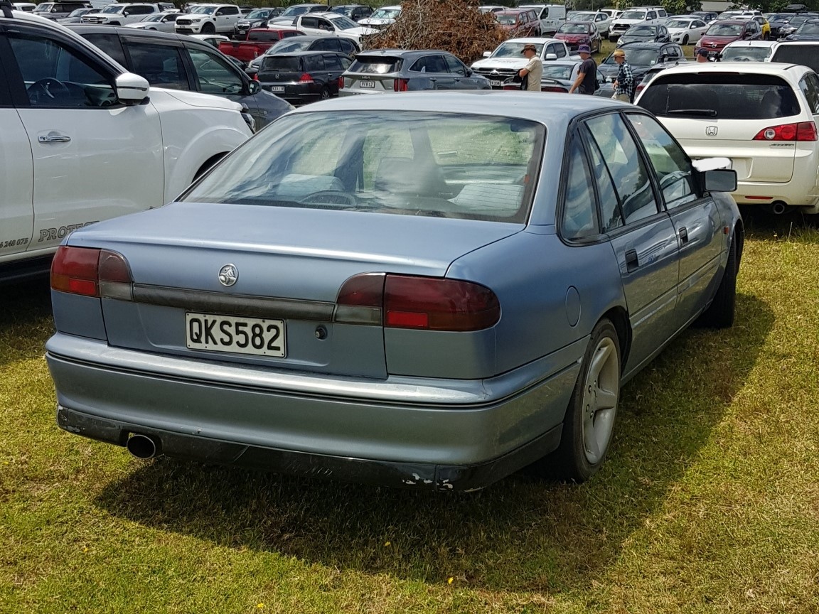 QKS582, Holden Commodore 2nd gen Sedan (VN/VP/VR/VS), 1988–1997