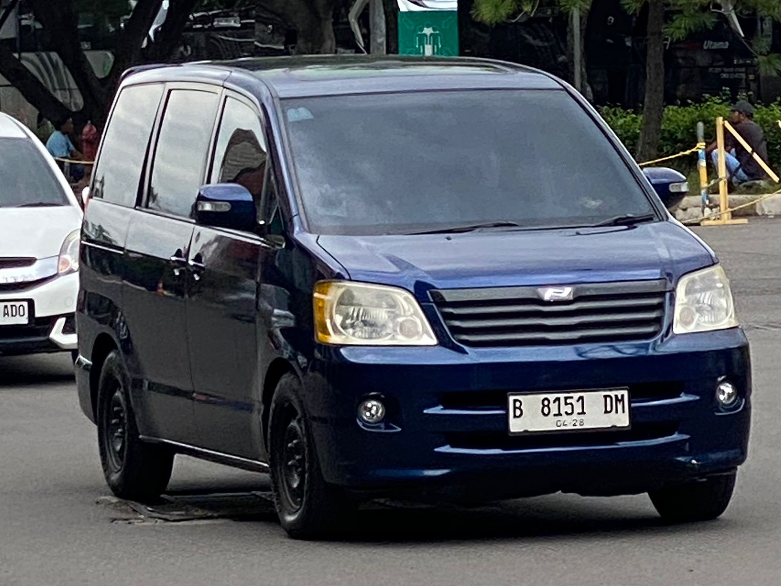 B 8151 DM, Toyota Noah 1st gen (R60), 2001–2007