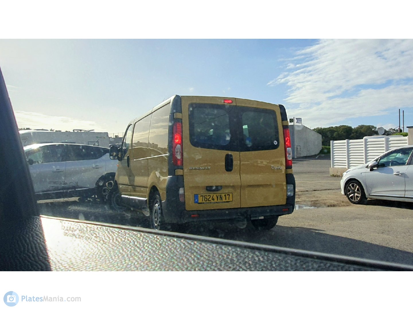 7624 YN 17, Renault Trafic 