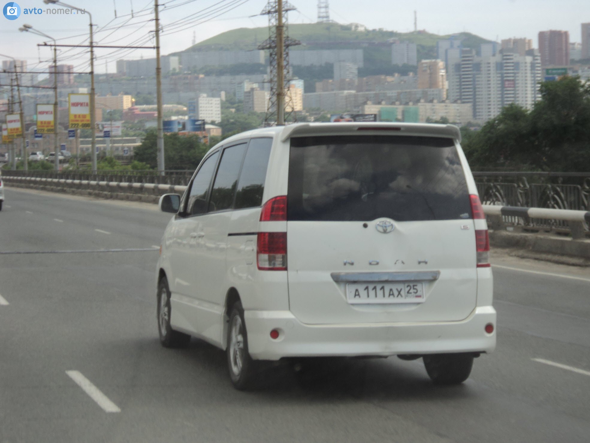 а 111 ах 25, Toyota Noah 
